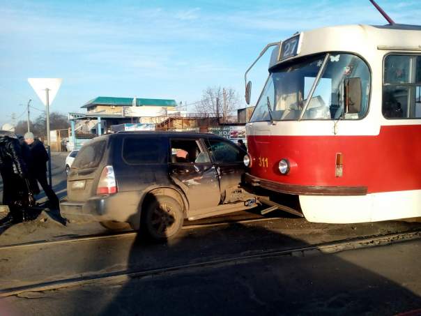 В Харькове не разминулись легковое авто и трамвай (Фото) 