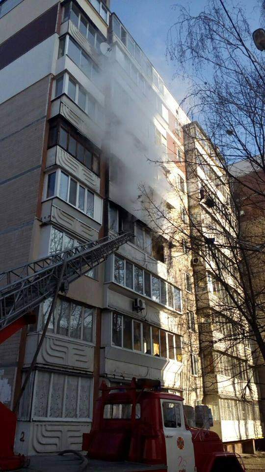 В столичной многоэтажке произошел пожар. Удалось спасти 5 детей (Фото)