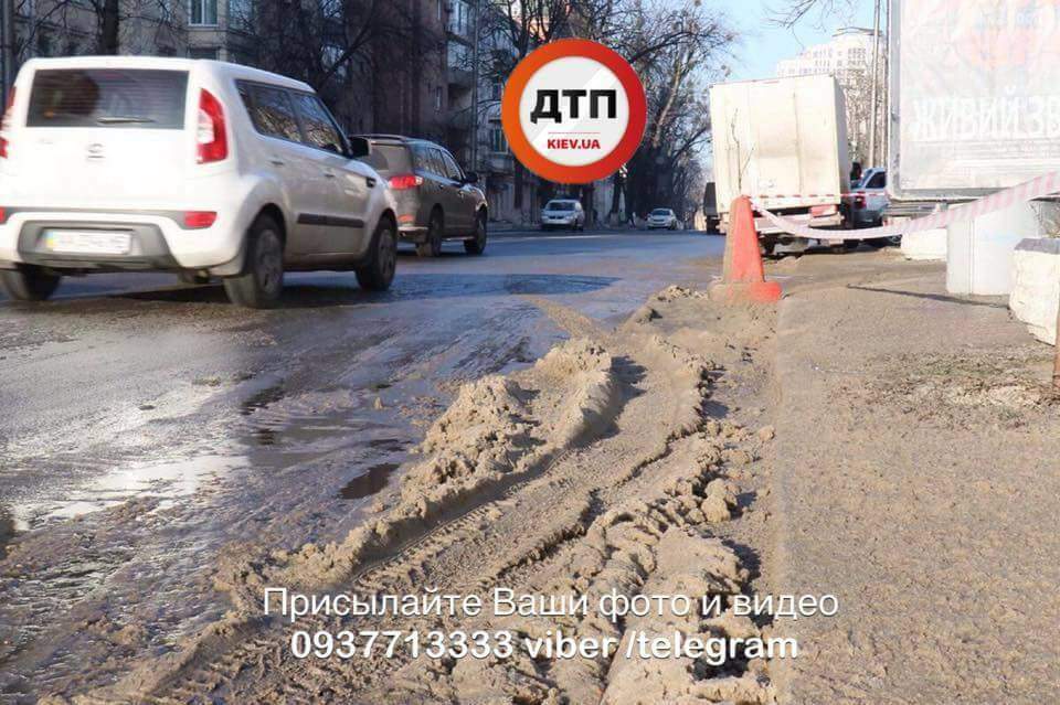 В центре Киева из-за прорыва трубы с горячей водой дорога покрылась льдом (фото)