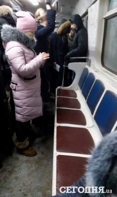 "На одежду и голову капает вода с грязью": Киевляне жалуются на дырявый вагон метро (Фото)