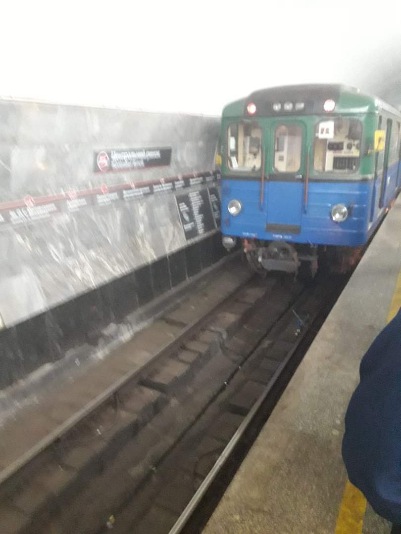 В харьковском метрополитене мужчина упал на рельсы перед поездом