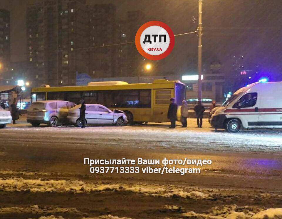 "Занесло на скользкой дороге": в Киеве два автомобиля въехали в автобус (фото)