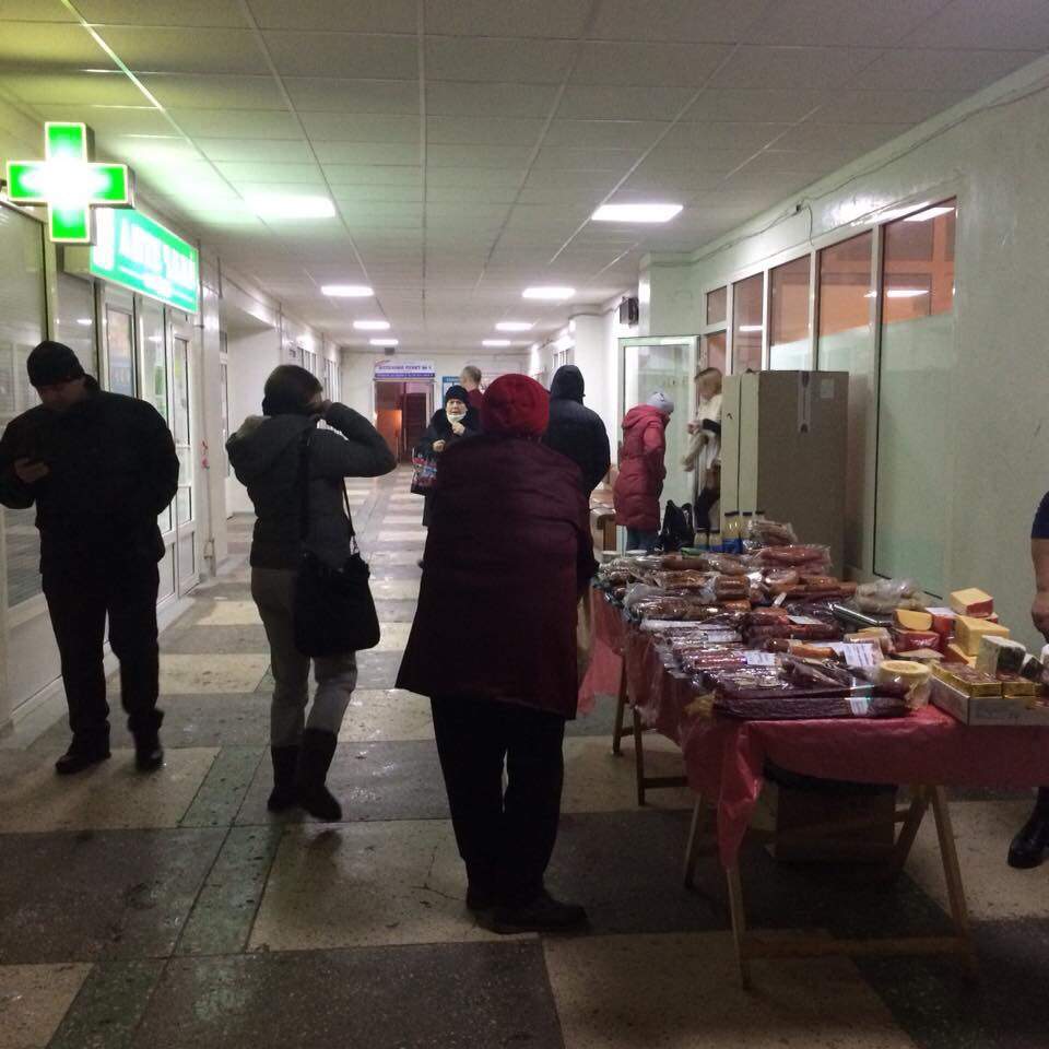 В Киеве в одной из больниц появилась торговая точка с колбасой (фото)