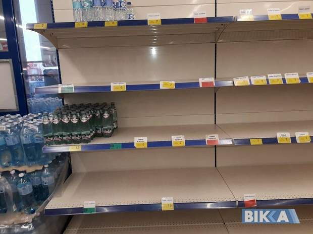 В Черкассах местные жители опустошили полки с питьевой водой в супермаркетах (фото)