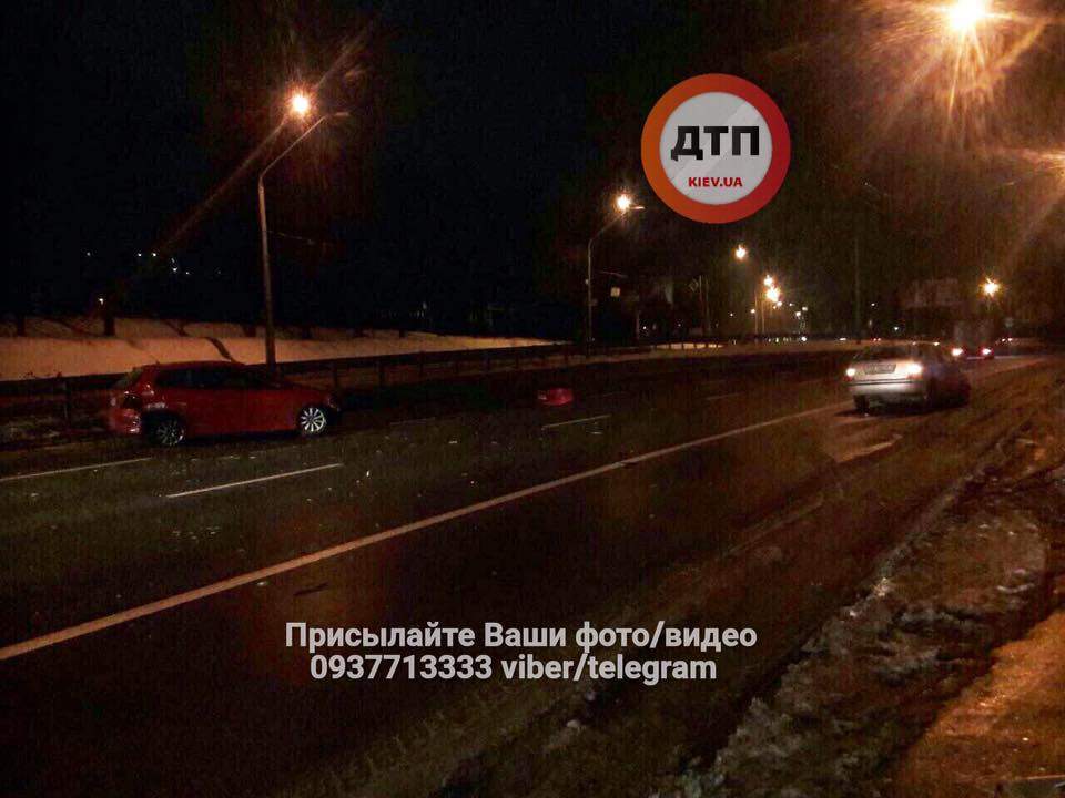 Серьезное ДТП в Киеве: пьяный водитель не справился с управлением и врезался в автомобили (фото)