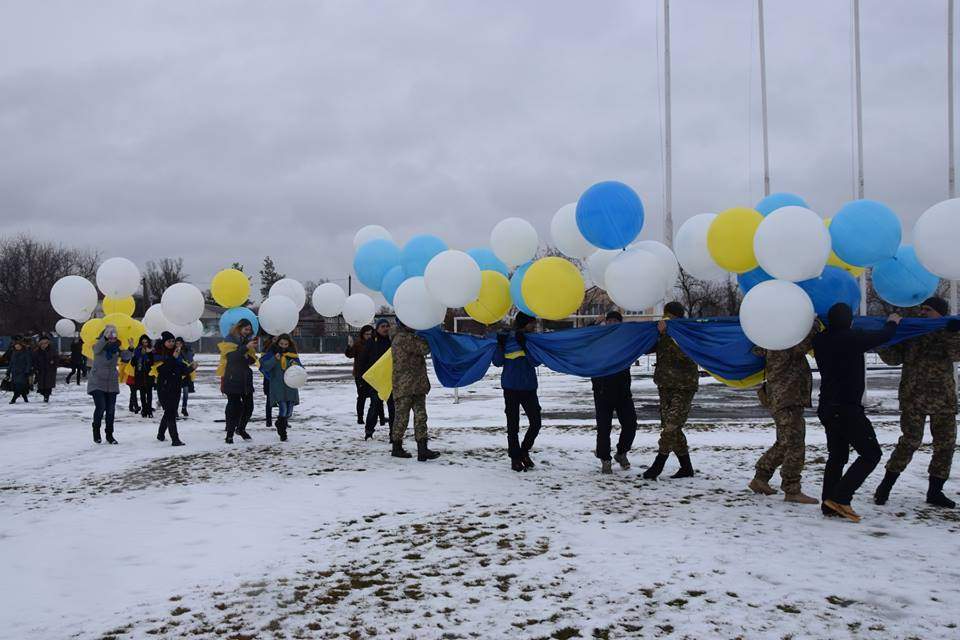 В небе над Луганщиной появился украинский флаг (Фото)