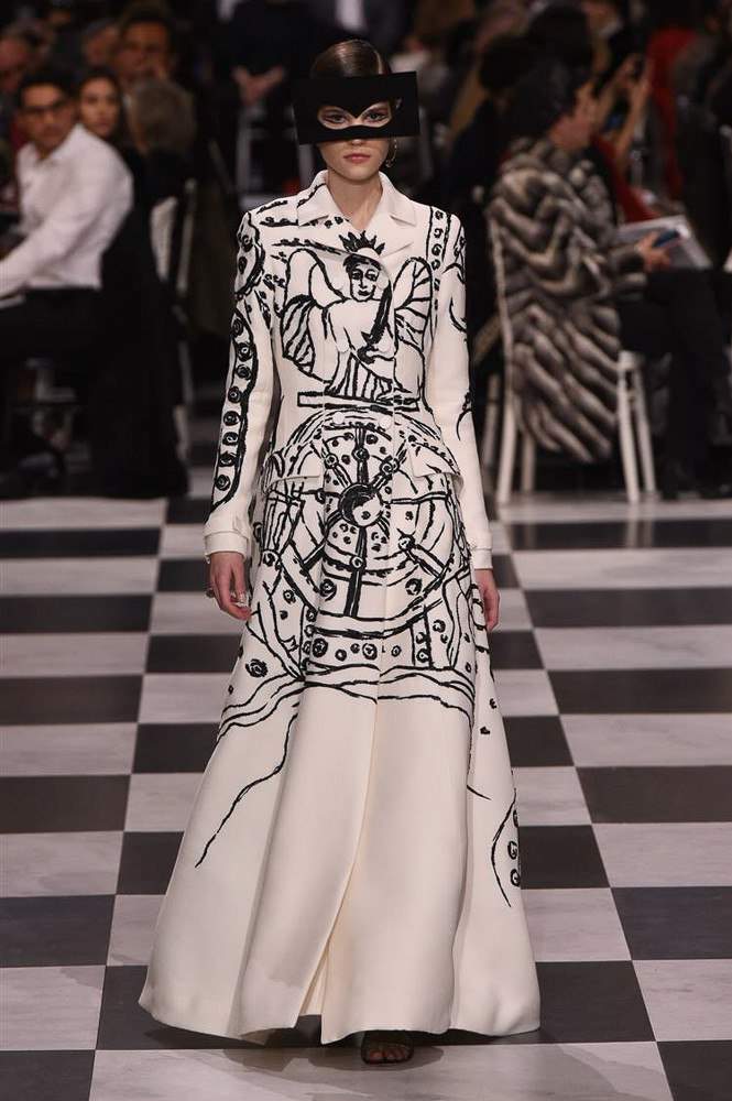 "Сюрреалистичные маски, черно-белый горох и шахматная клетка": модный дом Christian Dior представил новую коллекцию (фото)