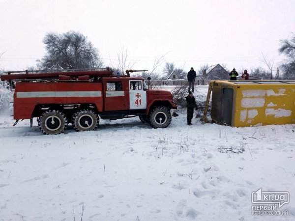 На заснеженной трассе Днепр-Николаев произошло ДТП при участии пассажирского автобуса (фото)