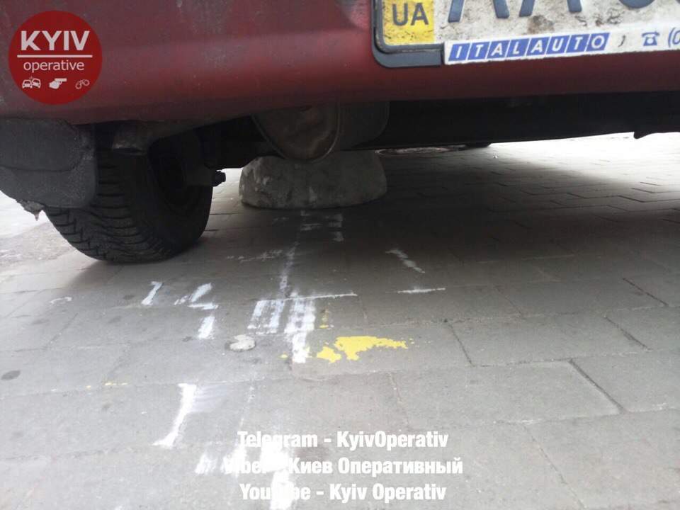 В Киеве нетрезвый водитель снес бетонную полусферу (Фото) 