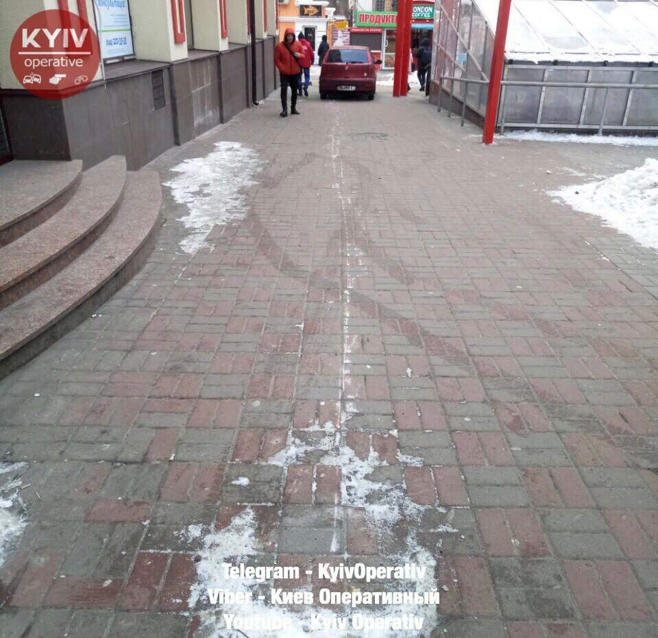 В Киеве нетрезвый водитель снес бетонную полусферу (Фото)