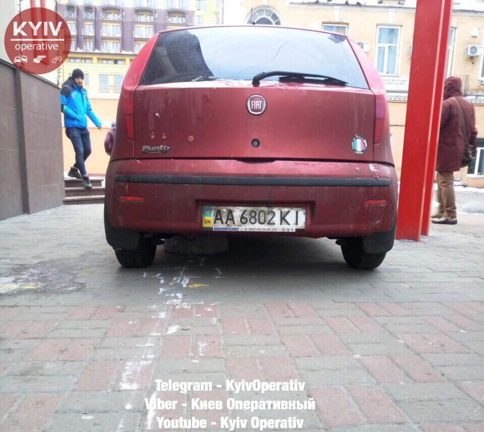 В Киеве нетрезвый водитель снес бетонную полусферу (Фото) 