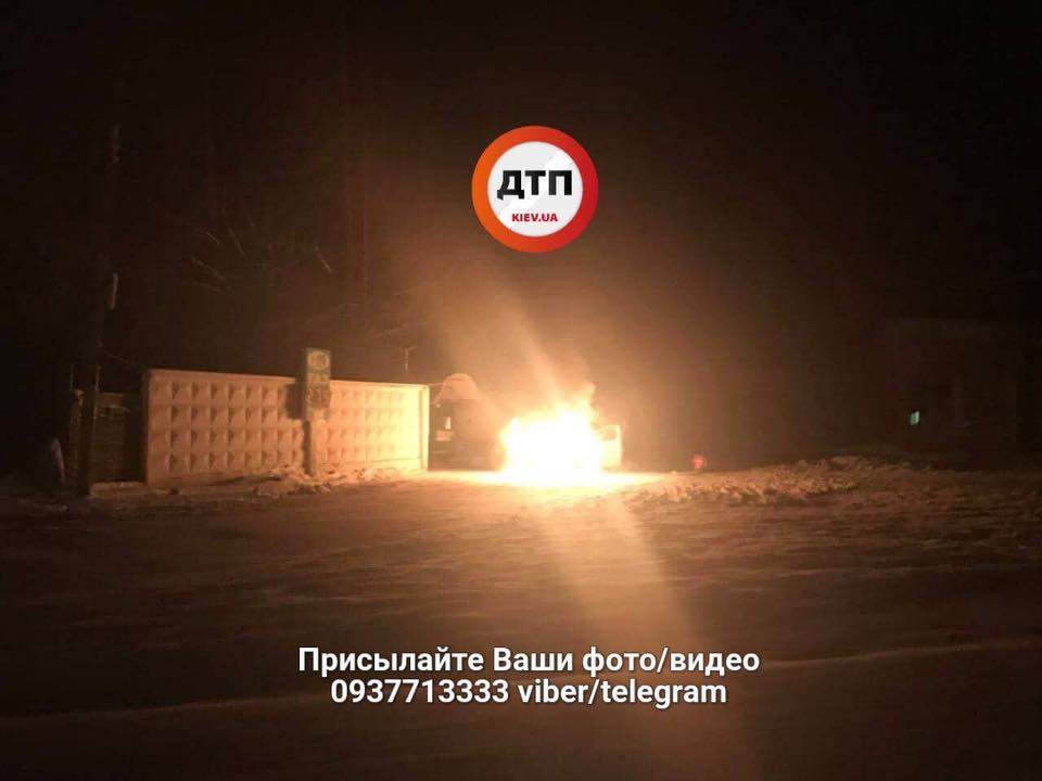 В Киеве на газовой заправке загорелся автомобиль