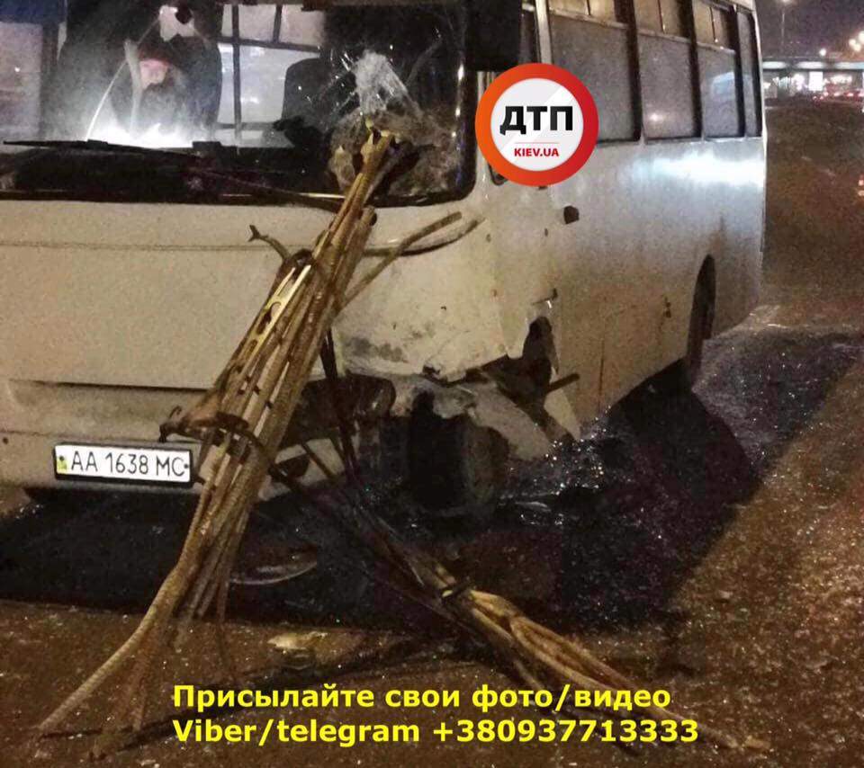 В Киеве  маршрутный автобус протаранил автомобиль ВАЗ (фото)