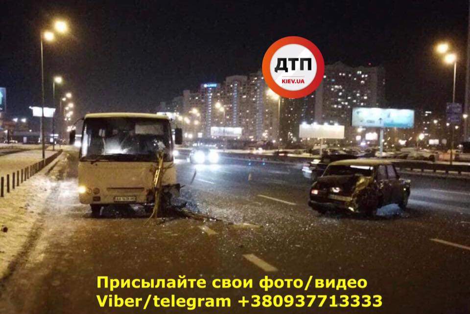 В Киеве  маршрутный автобус протаранил автомобиль ВАЗ (фото)