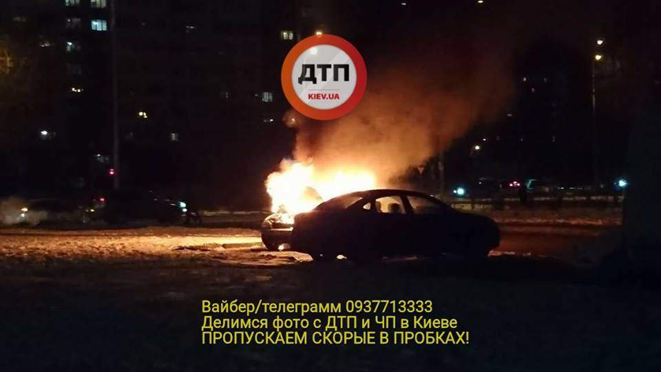В столице на парковке  загорелся автомобиль (фото)
