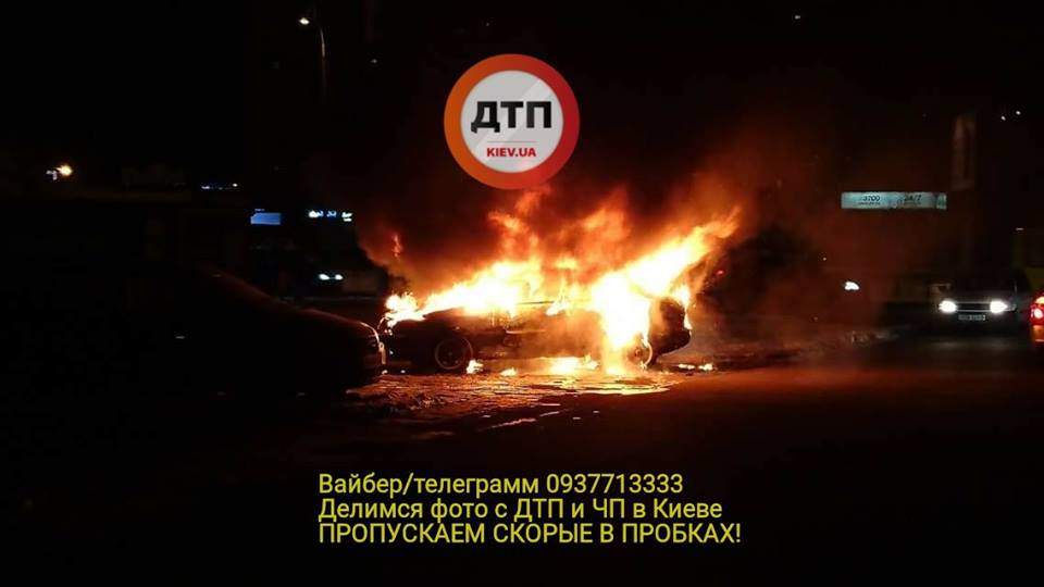 В столице на парковке  загорелся автомобиль (фото)
