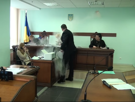 В Киеве засыпали мукой коллегию судей в Апелляционном суде (Видео)
