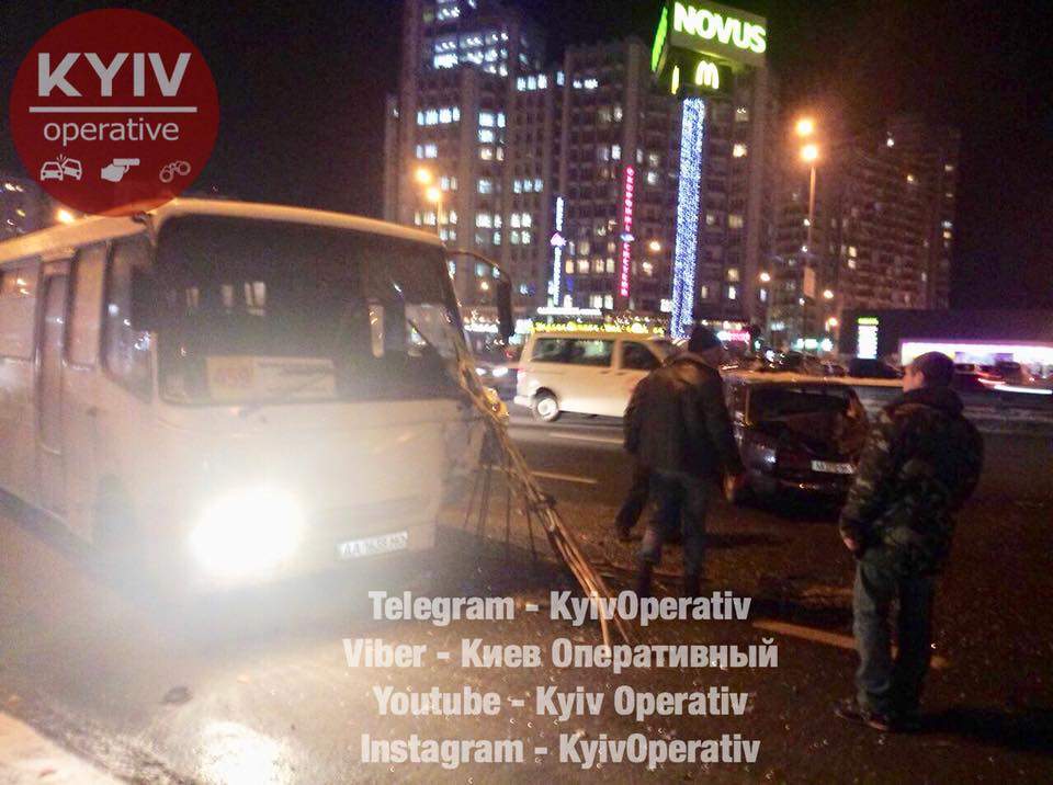 В Киеве маршрутка попала в ДТП. Есть пострадавшие (Фото)