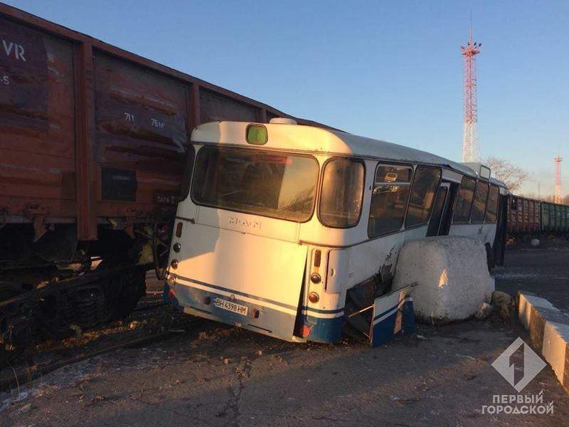 В Одесской области столкнулись поезд с автобусом: 6 пострадавших (Фото)