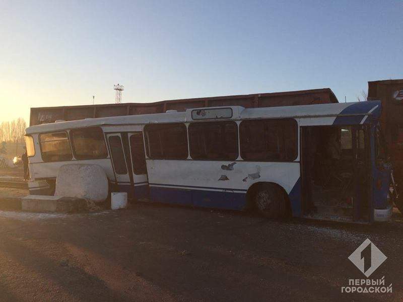 В Одесской области столкнулись поезд с автобусом: 6 пострадавших (Фото)