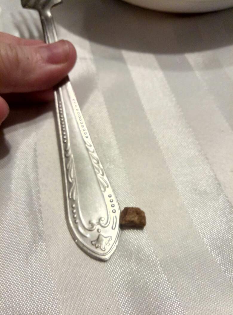 Одессит чуть не сломал зуб из-за камня в торте (Фото)