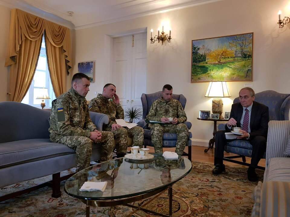 Освобожденные из ЛДНР украинцы встретились с представителями США в Украине (Фото) 