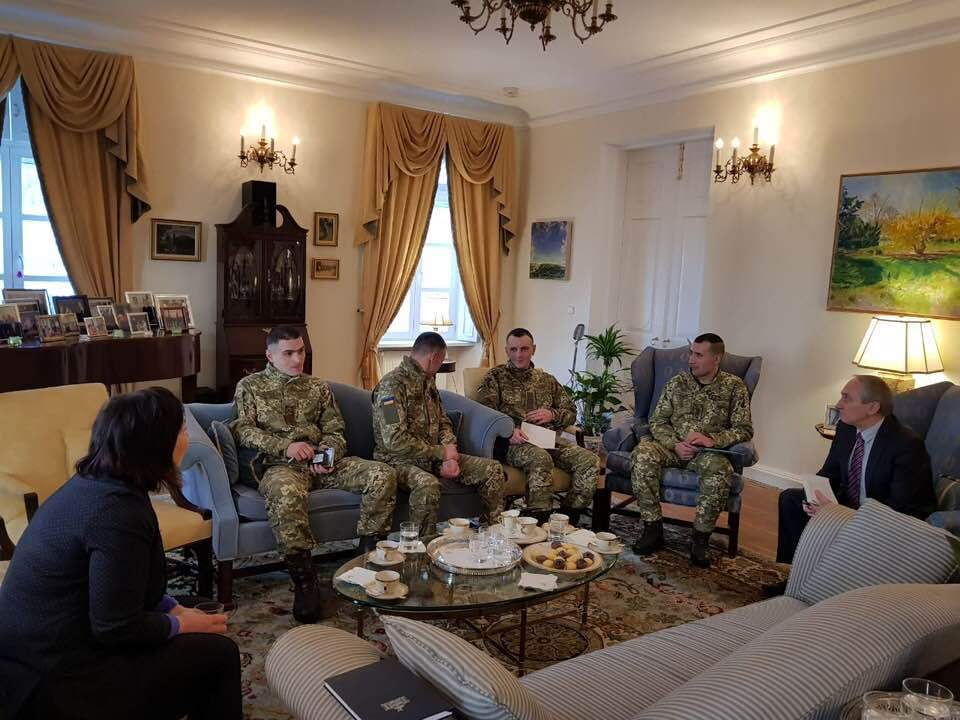Освобожденные из ЛДНР украинцы встретились с представителями США в Украине (Фото)