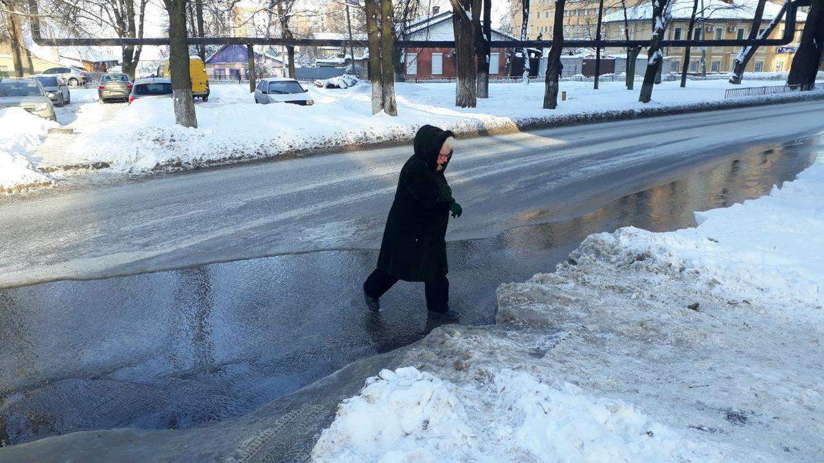 В Днепре одну из улиц затопило кипятком: из-за мороза образовалась ледяная корка (видео)