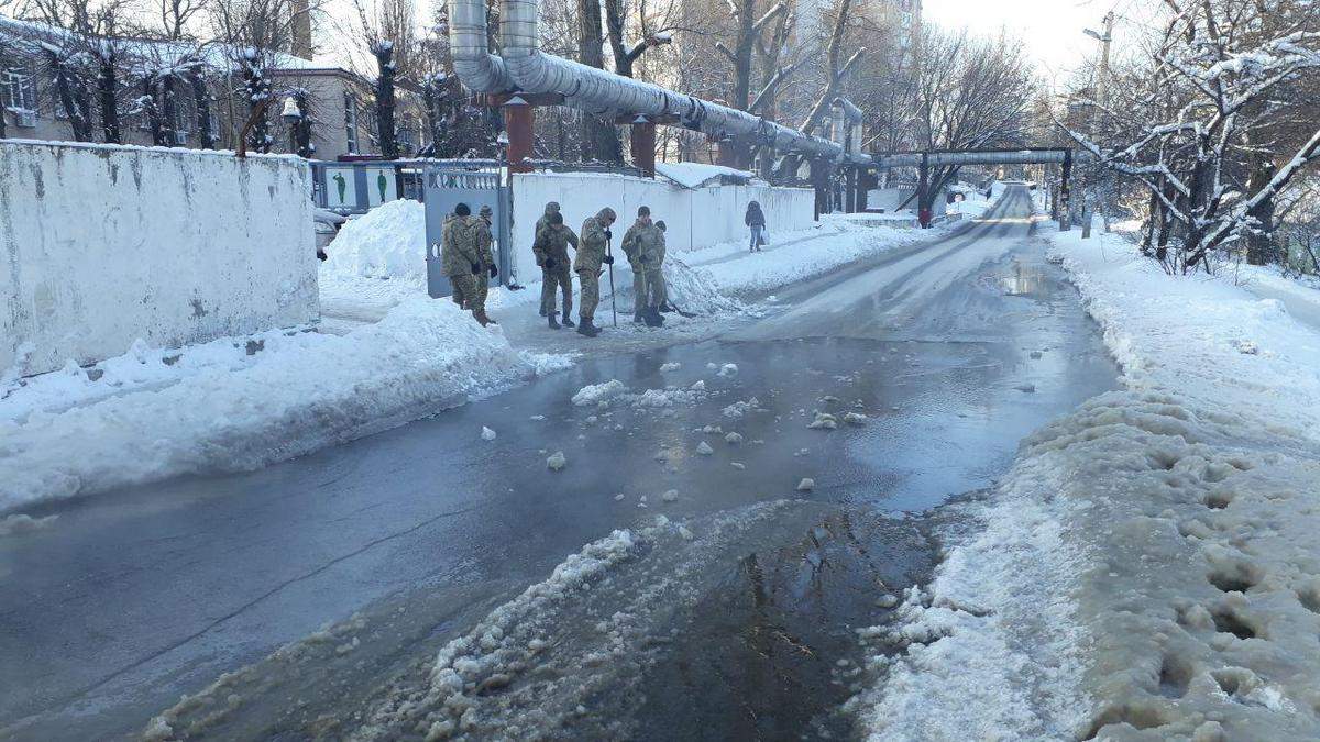 В Днепре одну из улиц затопило кипятком: из-за мороза образовалась ледяная корка (видео)