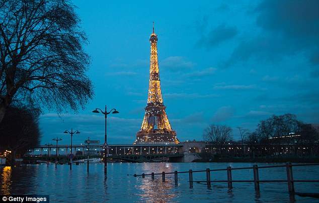 В Париже продолжается наводнение: город заполонили крысы, прибрежные дома были затоплены (видео)