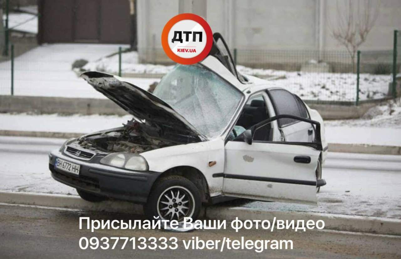 В Одессе на скользкой дороге автомобиль въехал в столб: водитель в тяжелом состоянии (фото)