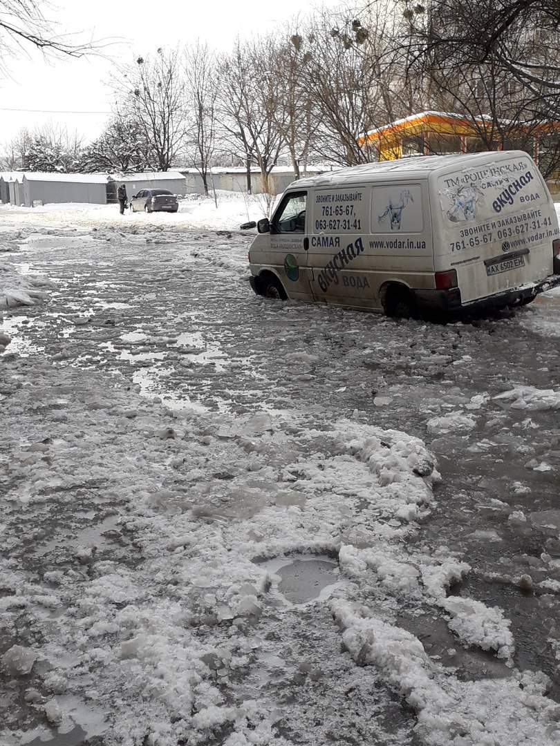 В Харькове   автомобилям приходится плавать по дороге (Фото)
