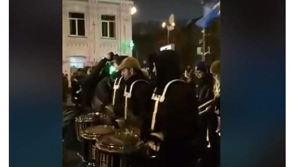 В Киеве проходит реконструкция  боя под Крутами и  факельное шествие (Видео)