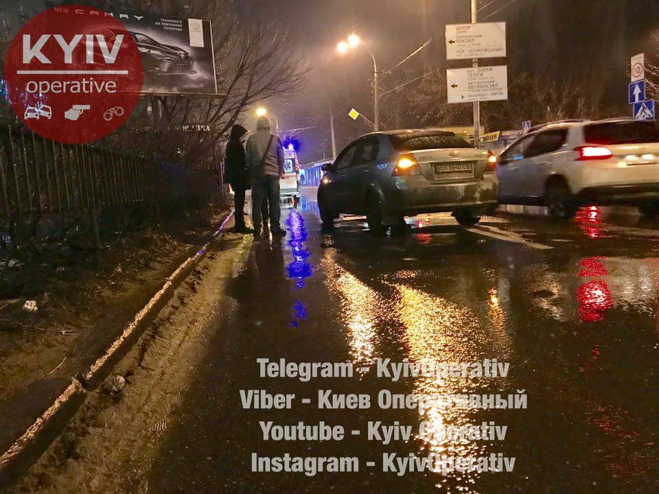 В Киеве автомобиль Chevrolet  сбил пожилую женщину (фото)