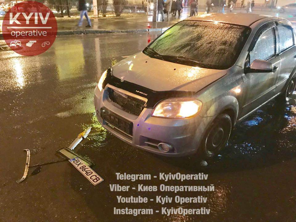 В Киеве автомобиль Chevrolet  сбил пожилую женщину (фото)