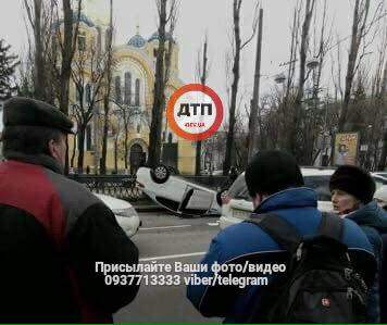 В Киеве произошло серьёзное ДТП с пострадавшими и опрокидыванием (Фото)