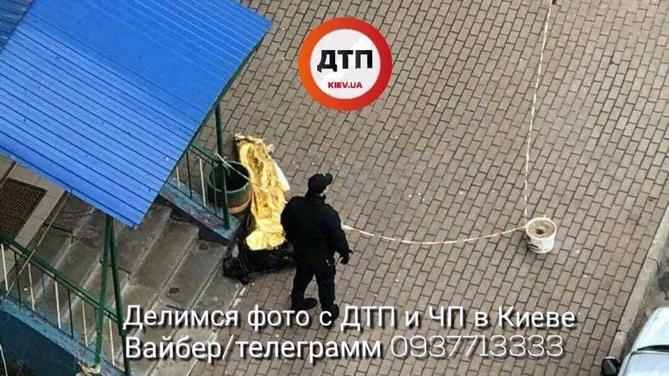 В Киеве с 12 этажа выбросилась  женщина  (Фото)
