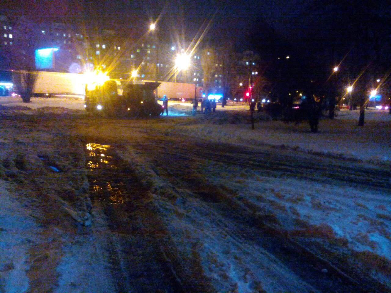 В Харькове коммунальщики укладывают асфальт поверх снега