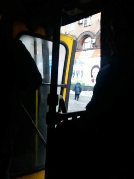 В Запорожье из автобуса едва не выпал мужчина