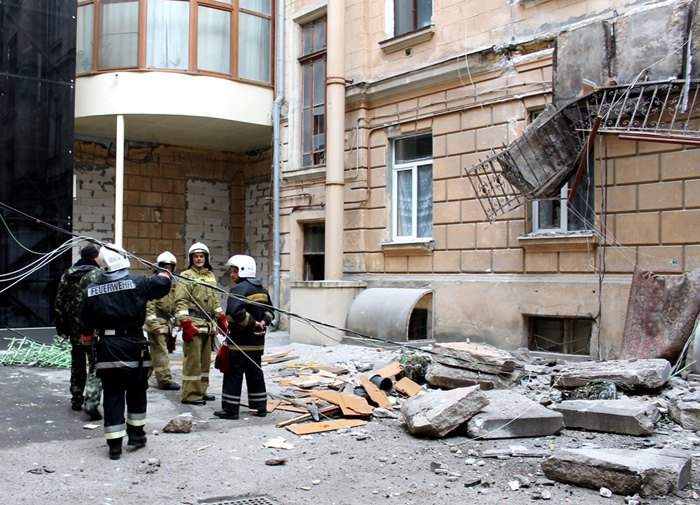 В Одессе в многоэтажном жилом доме "оторвался" балкон (фото)
