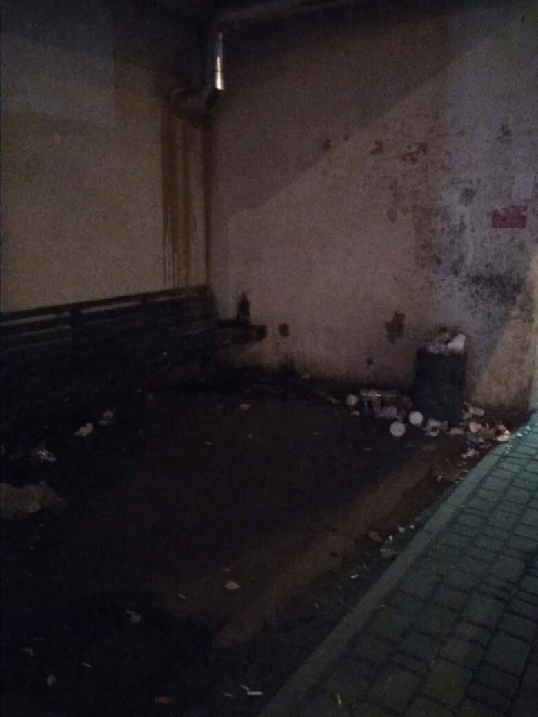 В Харькове остановка общественного транспорта превратилась в мусорную свалку (фото)