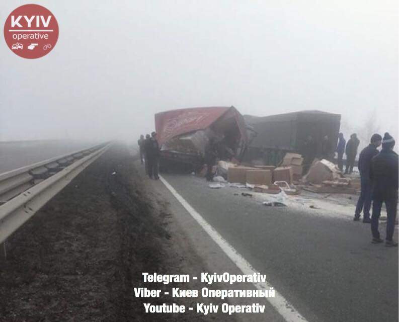 Смертельное ДТП на трассе Киев-Одесса: под колесами грузовой фуры погиб мужчина (фото)