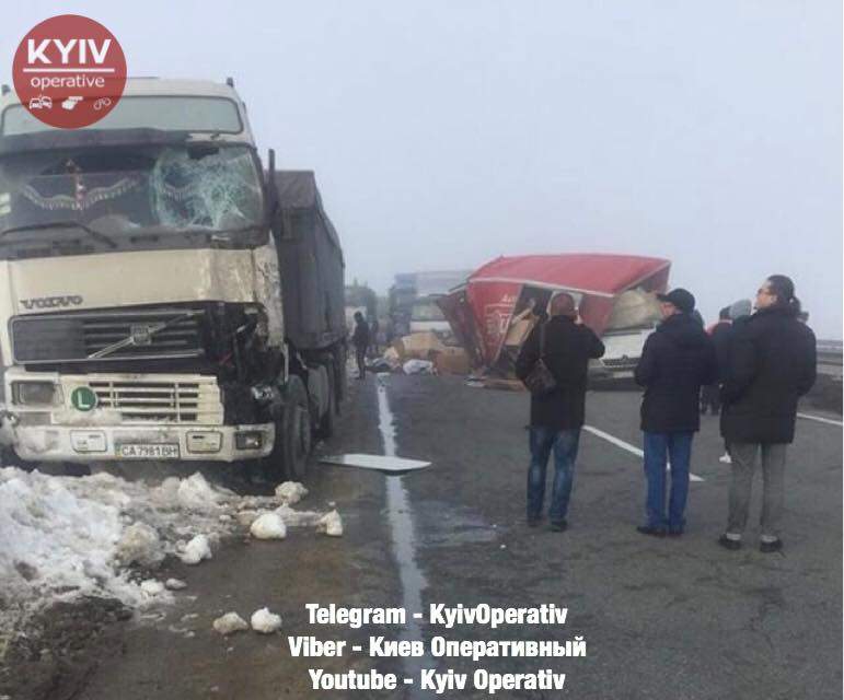 Смертельное ДТП на трассе Киев-Одесса: под колесами грузовой фуры погиб мужчина (фото)