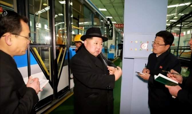 Ким Чен Ын прокатился по ночному Пхеньяну в новом троллейбусе