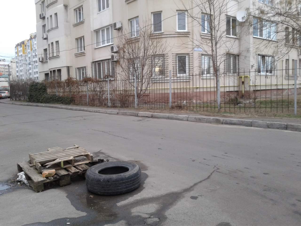 В Одессе смотровые колодцы находятся в аварийном состоянии (Фото)