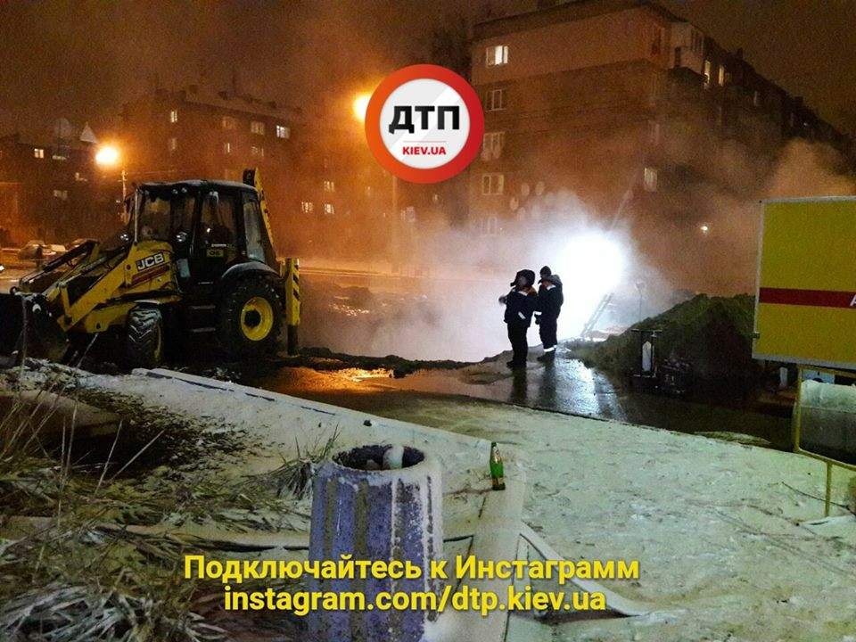 В Киеве вновь парует асфальт - прорвало теплотрассу (Фото)