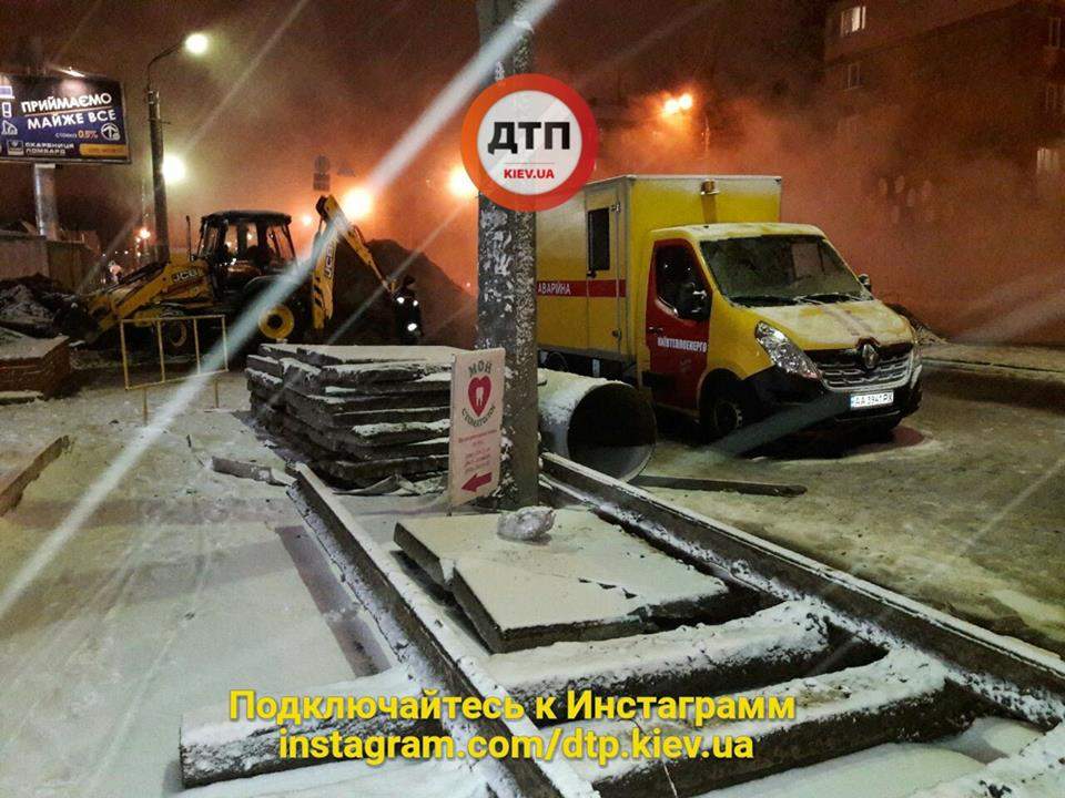 В Киеве вновь парует асфальт - прорвало теплотрассу (Фото)