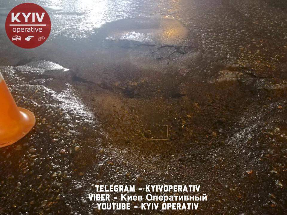 На Шулявском путепроводе образовалась огромная яма, 7 автомобилей погнули колесные диски и порвали резин (фото)