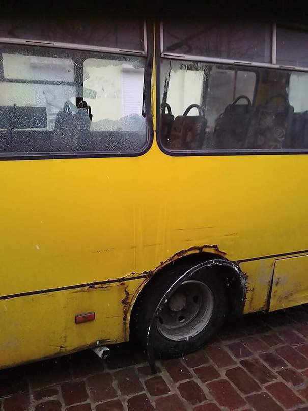 Во Львове в автобусе из-за столкновения с трамваем выбило стекла (фото)