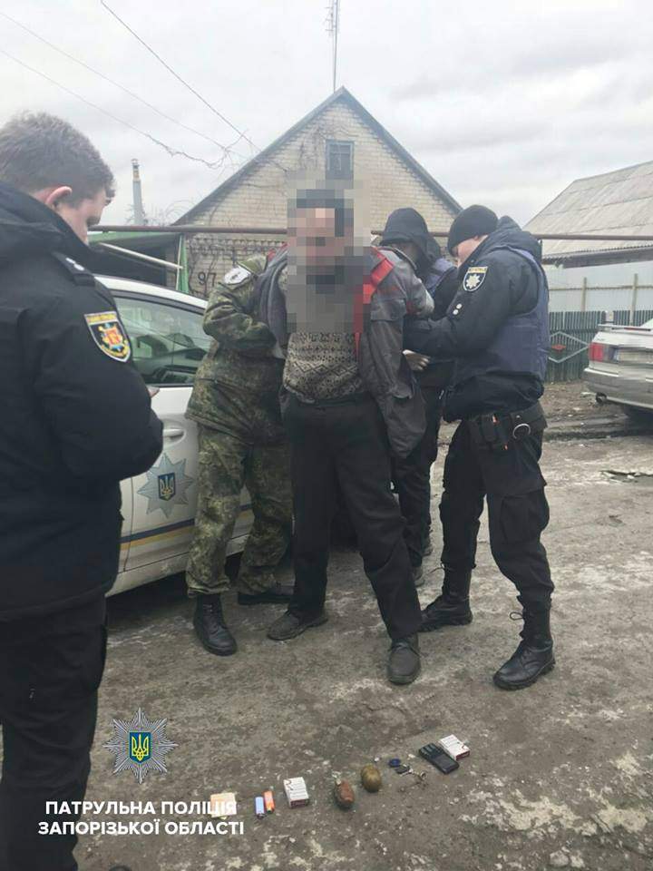 В Запорожье пьяный мужчина угрожал прохожим взорвать гранату (фото)